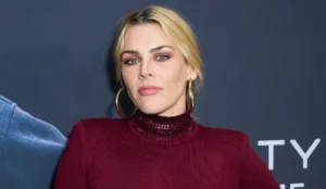 Busy Philipps revela tumor cerebral e duas cirurgias antes de gravar série da CBS