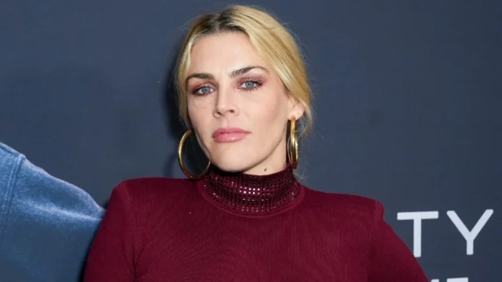 Busy Philipps revela tumor cerebral e duas cirurgias antes de gravar série da CBS