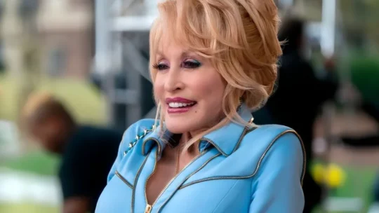 CNN exibe foto de sósia em homenagem a Dolly Parton e pede desculpas