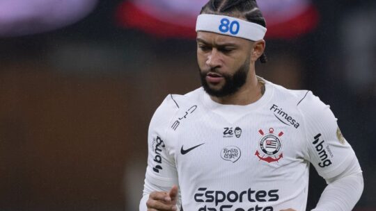 Corinthians multa Memphis Depay por videoclipe com Parque São Jorge em chamas