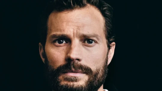 Jamie Dornan é associado a filme de Megan Park para a Apple com Zoë Kravitz