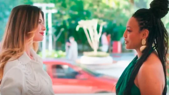 Por Você: Bela faz o parto de Carmela e Pérola repreende Vanessa