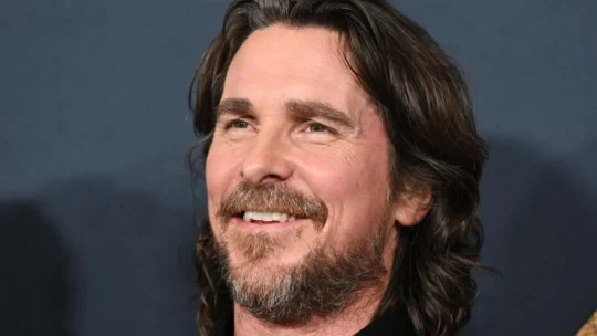 Christian Bale inaugura vila para manter irmãos juntos no sistema de acolhimento