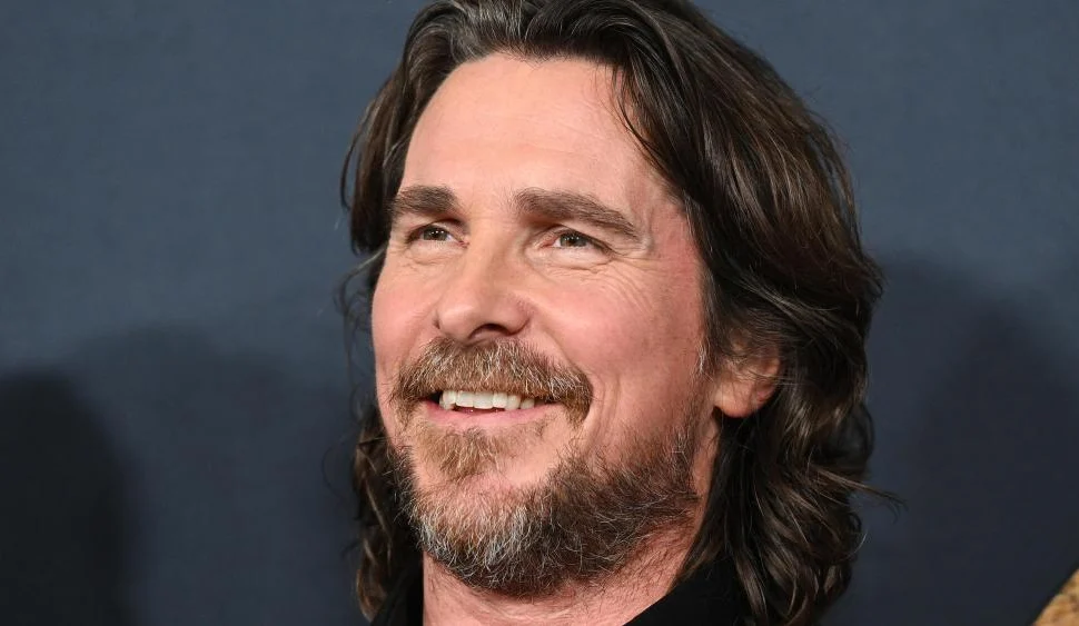 Christian Bale inaugura vila para manter irmãos juntos no sistema de acolhimento