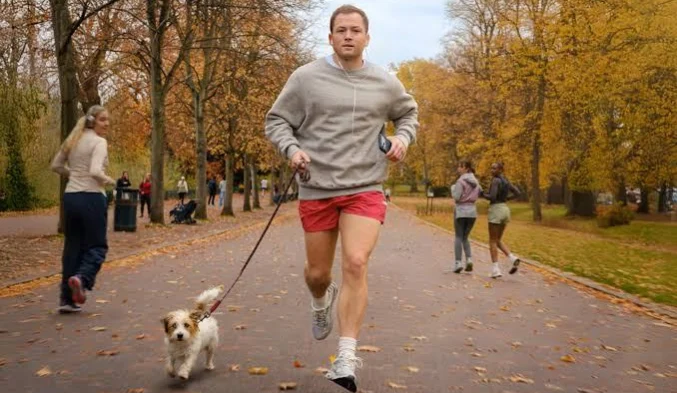 Obsessão transforma o charme de Taron Egerton em uma armadilha de desejo