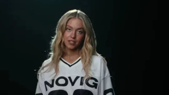 Sydney Sweeney reage ao próprio anúncio da Novig na Times Square