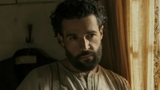 A Leste do Éden: Christopher Abbott interpreta Adam Trask na série da Netflix