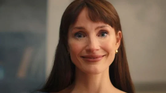 Outra Mamãe divide o público após estreia de terror com Jessica Chastain
